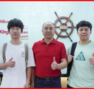1-宋仕强先生（中）与“远行客”研学机构人员合影_副本